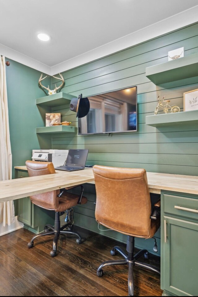 117 Park Cir, Columbia, TN 38401 - office with built in desk and dark wood-style flooring