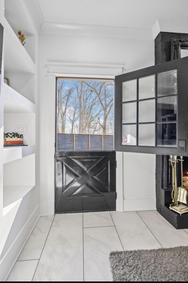 117 Park Cir, Columbia, TN 38401 - doorway with crown molding and baseboards
