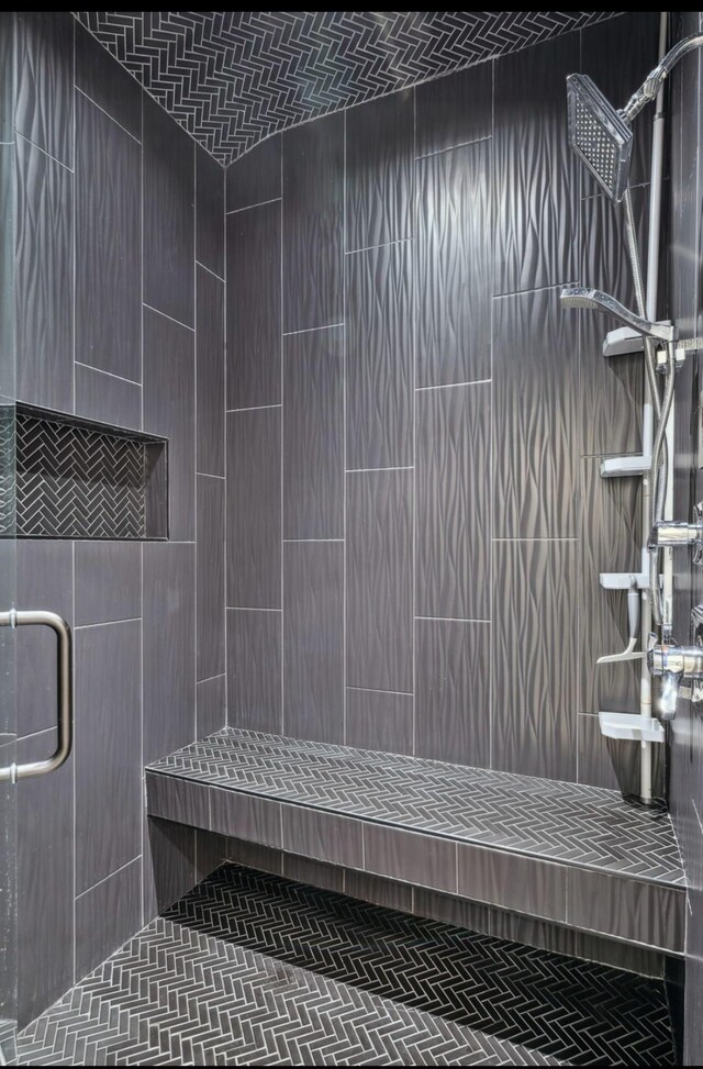 117 Park Cir, Columbia, TN 38401 - bathroom featuring tiled shower