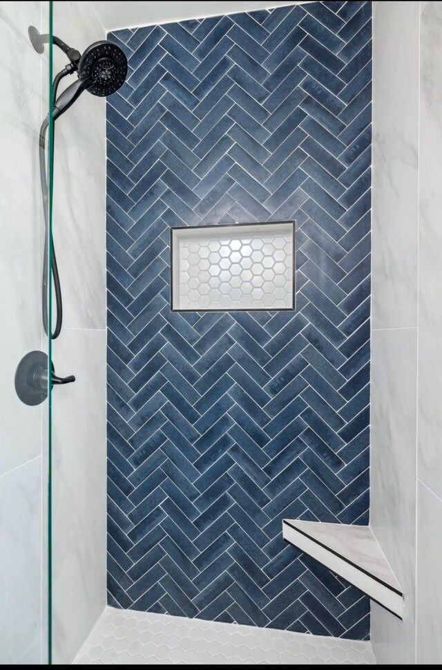 117 Park Cir, Columbia, TN 38401 - full bath with tiled shower