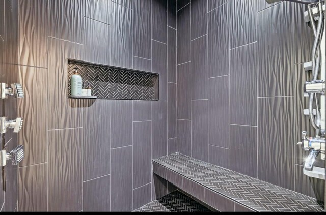 117 Park Cir, Columbia, TN 38401 - full bath with a tile shower