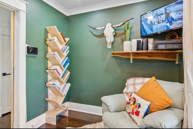 117 Park Cir, Columbia, TN 38401 - living area with wood finished floors and baseboards