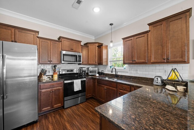 258 Bellshire Dr, Clarksville, TN 37043 - kitchen with appliances with stainless steel finishes, a sink, dark wood-style floors, crown molding, and decorative backsplash