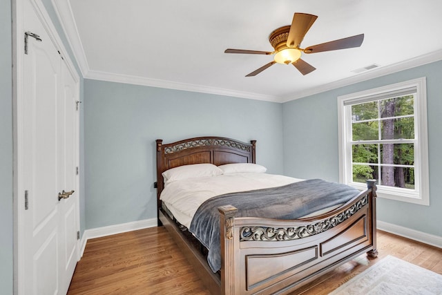 6948 Whispering Oaks Dr, Springfield, TN 37172 - bedroom featuring baseboards, wood finished floors, ornamental molding, a closet, and ceiling fan