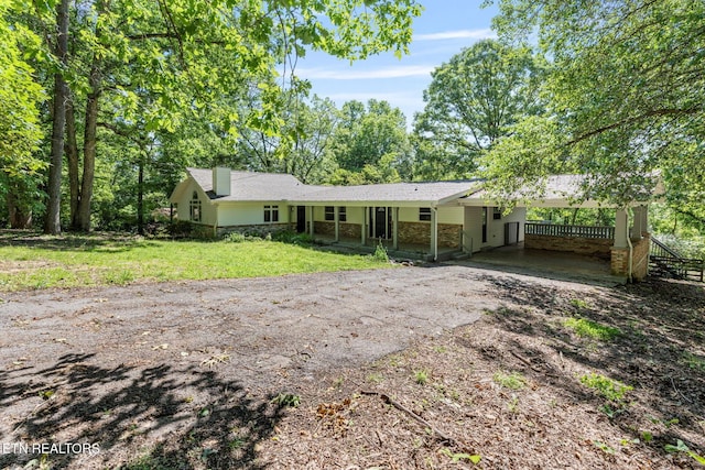 17 Westover Dr, Oak Ridge, TN 37830 - ranch-style home featuring asphalt driveway, a front yard, and a carport