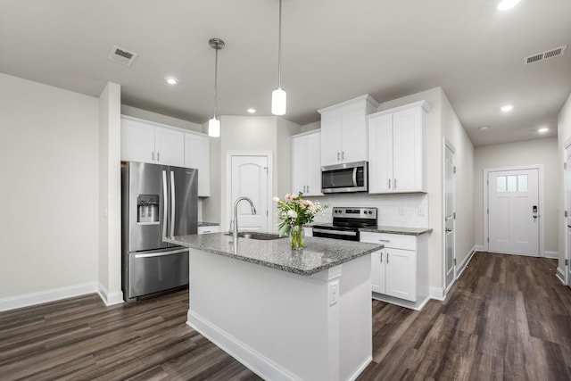 818 Arrington Way, Columbia, TN 38401 - kitchen with appliances with stainless steel finishes, a sink, dark wood-type flooring, a kitchen island with sink, and recessed lighting