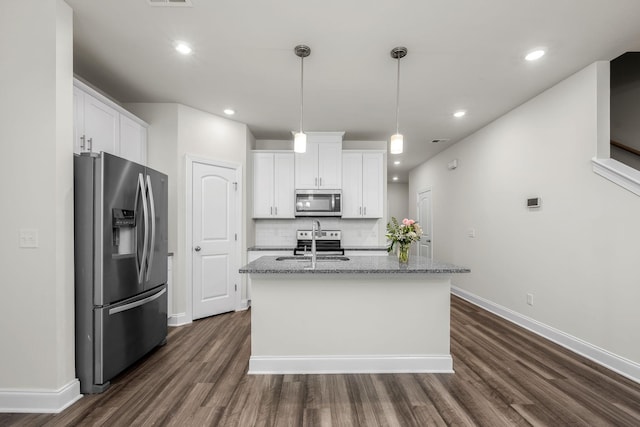 818 Arrington Way, Columbia, TN 38401 - kitchen with appliances with stainless steel finishes, a sink, dark wood-style floors, baseboards, and recessed lighting
