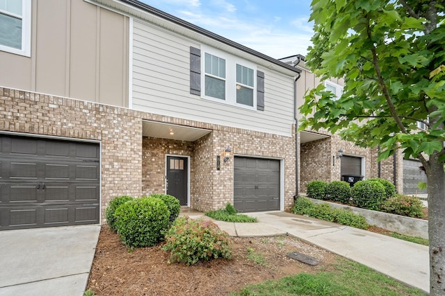 818 Arrington Way, Columbia, TN 38401 - view of front of house with brick siding, a garage, and concrete driveway