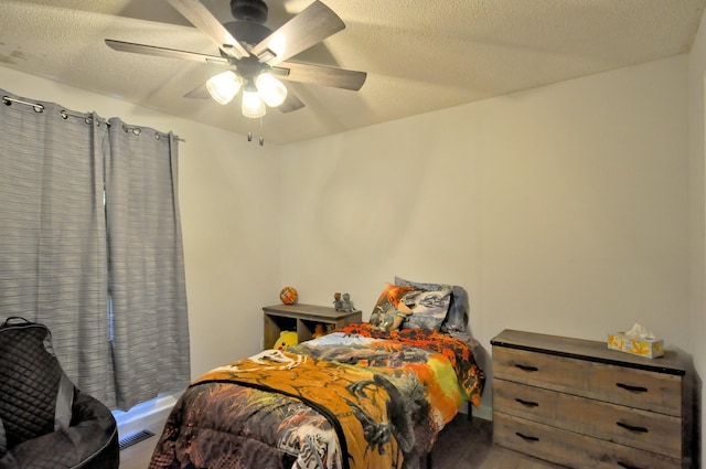 441 Bluff Dr, Clarksville, TN 37043 - bedroom featuring wood finished floors, a ceiling fan, and a textured ceiling
