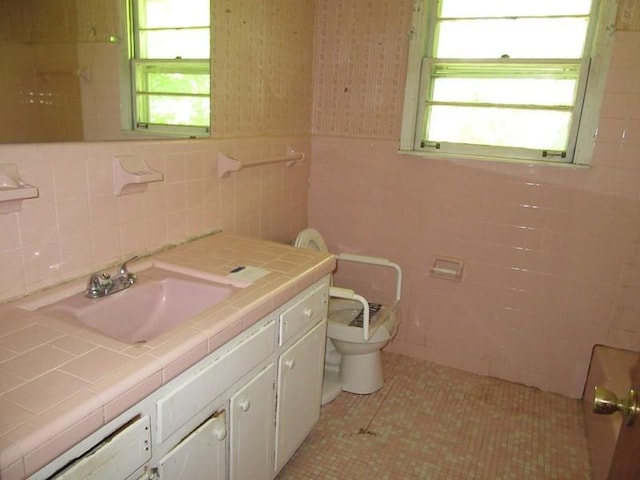 107 Jay Cir, Clarksville, TN 37040 - bathroom featuring tile walls, toilet, vanity, and tile patterned flooring