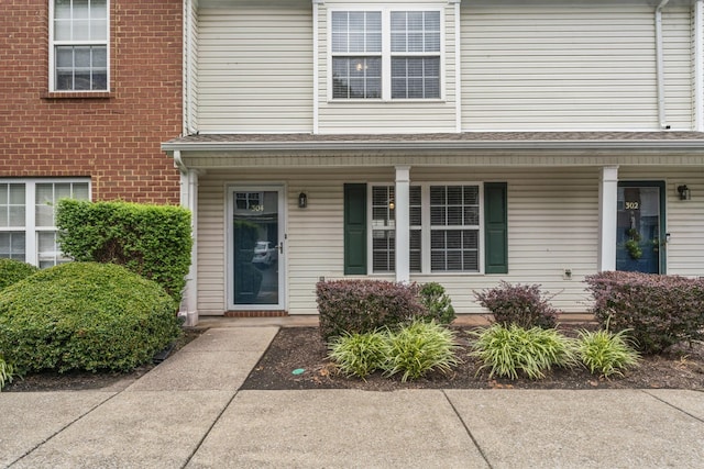 304 Shoshone Pl, Murfreesboro, TN 37128 - doorway to property with covered porch