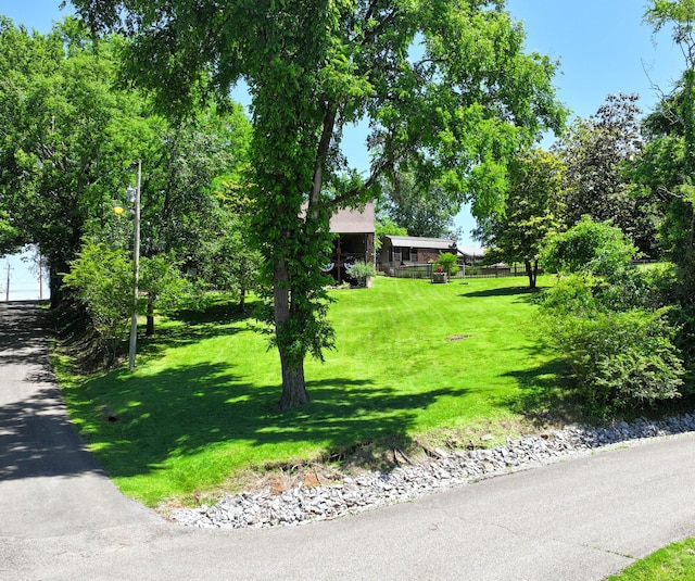 211 Hood St, Dover, TN 37058 - view of front of home featuring a front lawn