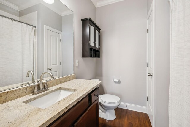 816 General Cabot Ct, Murfreesboro, TN 37129 - bathroom featuring crown molding, toilet, wood finished floors, baseboards, and vanity