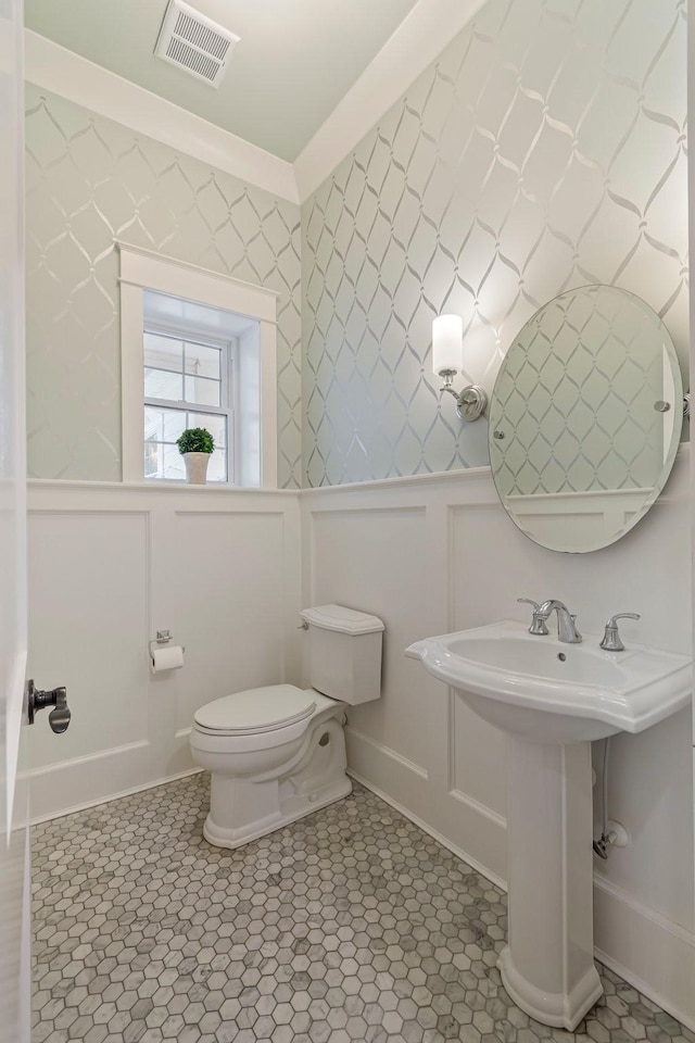 2111 Lovelace Ln, Murfreesboro, TN 37130 - bathroom featuring a decorative wall, toilet, wainscoting, and tile patterned floors