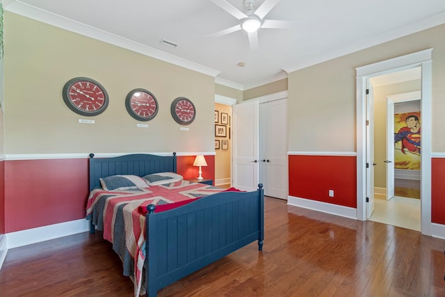 2111 Lovelace Ln, Murfreesboro, TN 37130 - bedroom featuring wood finished floors, crown molding, baseboards, and a closet