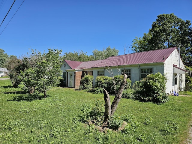 221 Franklin St, Cowan, TN 37318 - single story home featuring a front yard and metal roof