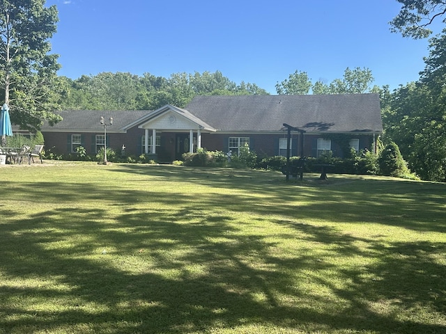 1215 E Gaines St, Lawrenceburg, TN 38464 - ranch-style house with a front yard