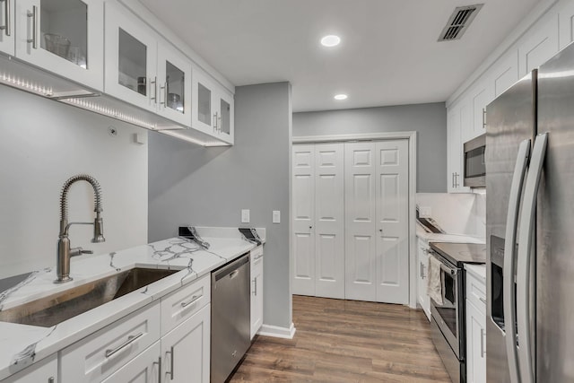 212 Post Creek Rd, Nashville, TN 37221 - kitchen with appliances with stainless steel finishes, a sink, recessed lighting, white cabinetry, and dark wood-type flooring