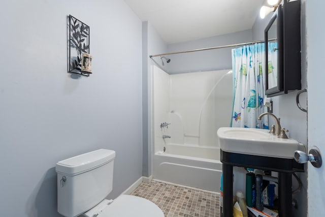 287 Rack Clayton Rd, Hohenwald, TN 38462 - bathroom featuring toilet, shower / bathtub combination with curtain, and baseboards