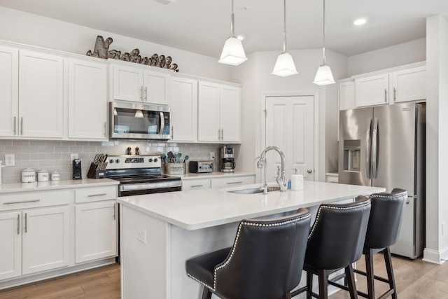 1205 June Wilde Rdg, Spring Hill, TN 37174 - kitchen featuring appliances with stainless steel finishes, a sink, backsplash, a breakfast bar, and recessed lighting
