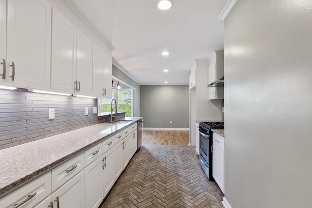 1054 Cragfront Est Loop, Gallatin, TN 37066 - kitchen with appliances with stainless steel finishes, a sink, crown molding, tasteful backsplash, and baseboards