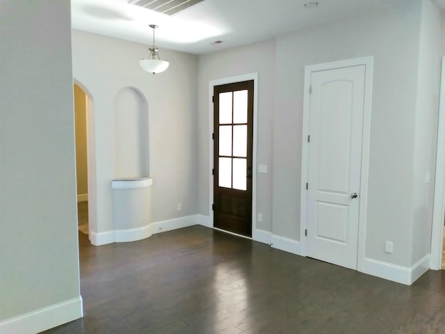 168 Cobbler Cir, Hendersonville, TN 37075 - entryway featuring wood finished floors, arched walkways, and baseboards