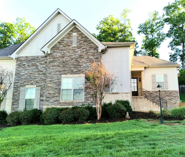 168 Cobbler Cir, Hendersonville, TN 37075 - view of front of home with board and batten siding, stone siding, and a front yard