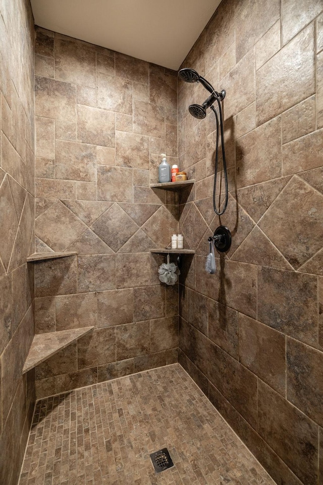 725B N Russell St, Portland, TN 37148 - full bathroom with a tile shower