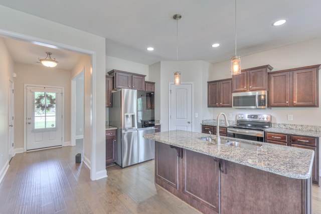 2009 Tulu Ct, Murfreesboro, TN 37128 - kitchen with stainless steel appliances, a sink, light wood-style flooring, baseboards, and recessed lighting