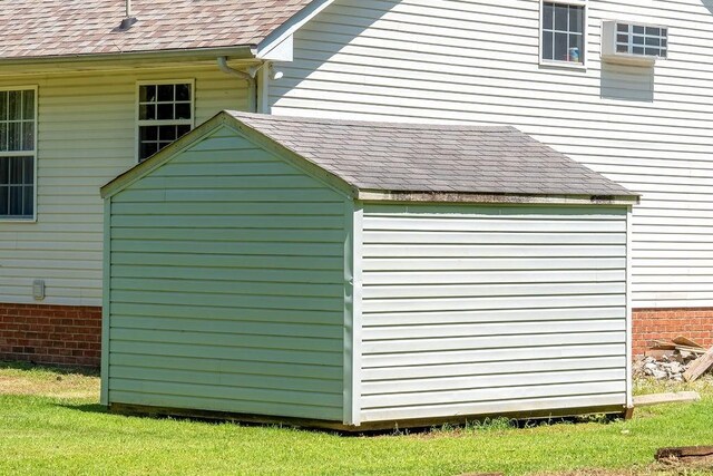 152 Cody Ct, Portland, TN 37148 - view of side of property with a shingled roof and an outdoor structure