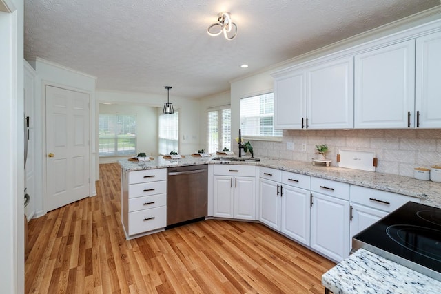 405 Parish Pl, Franklin, TN 37067 - kitchen featuring stainless steel appliances, a sink, light wood finished floors, white cabinetry, and crown molding