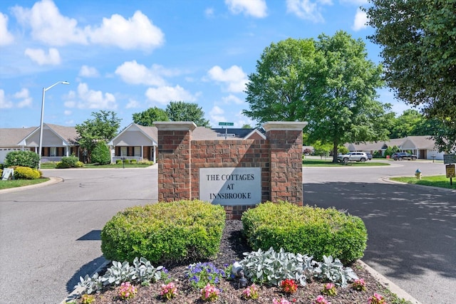 725 Forest Glen Cir, Murfreesboro, TN 37128 - community / neighborhood sign featuring a residential view and driveway