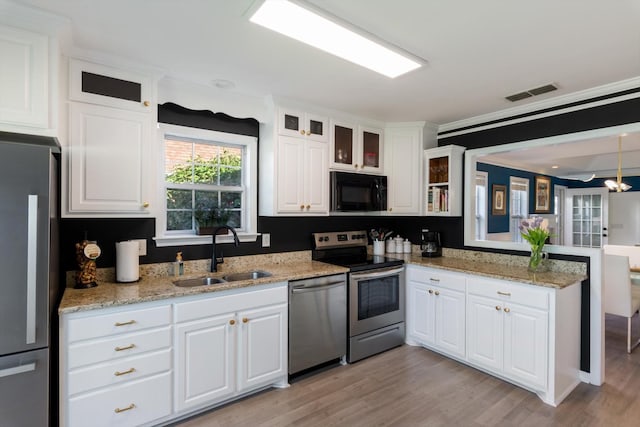 725 Forest Glen Cir, Murfreesboro, TN 37128 - kitchen with stainless steel appliances, a sink, a peninsula, white cabinets, and ornamental molding