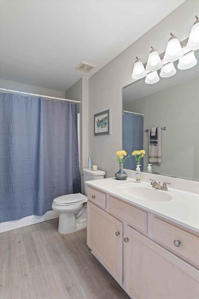 725 Forest Glen Cir, Murfreesboro, TN 37128 - bathroom featuring toilet, wood finished floors, vanity, and a shower with shower curtain