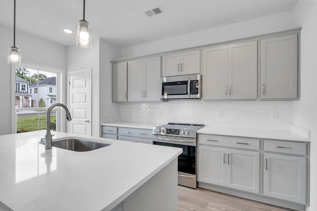 130 Beignet Aly, Hendersonville, TN 37075 - kitchen featuring stainless steel appliances, a sink, gray cabinets, and light countertops