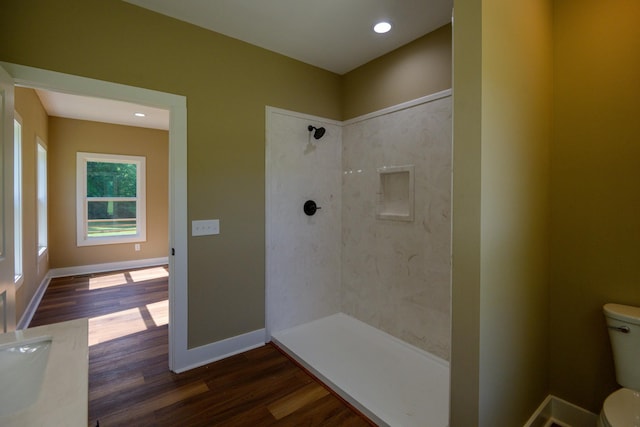 1474 Pea Ridge Rd, Manchester, TN 37355 - bathroom with tiled shower, toilet, wood finished floors, baseboards, and recessed lighting