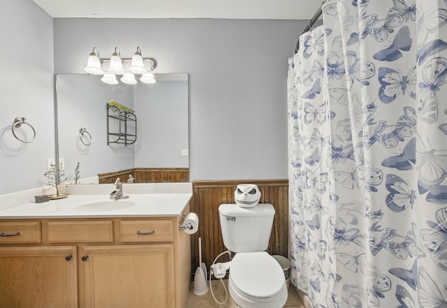 3198 Gray Hawk Ct, Clarksville, TN 37043 - full bathroom featuring a wainscoted wall, vanity, and a shower with shower curtain