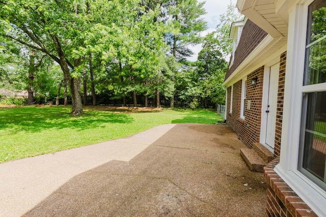 1405 SE Broad St, Murfreesboro, TN 37130 - view of green lawn featuring a patio area and view of wooded area