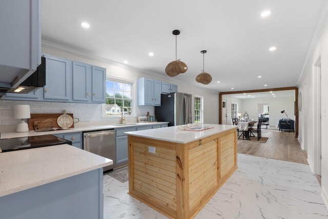 1371 Pomona Rd, Dickson, TN 37055 - kitchen featuring stainless steel appliances, ornamental molding, a sink, decorative backsplash, and recessed lighting