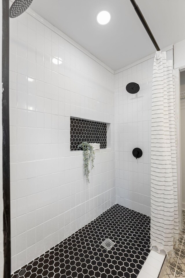 1371 Pomona Rd, Dickson, TN 37055 - bathroom featuring tiled shower
