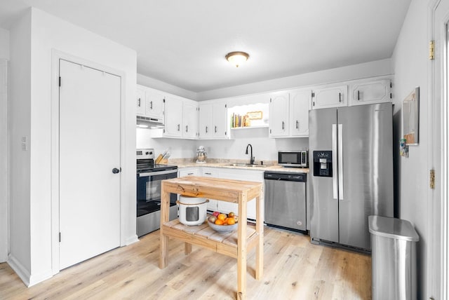 202 Jim Thorpe Dr, Clarksville, TN 37042 - kitchen featuring stainless steel appliances, under cabinet range hood, a sink, light countertops, and white cabinetry
