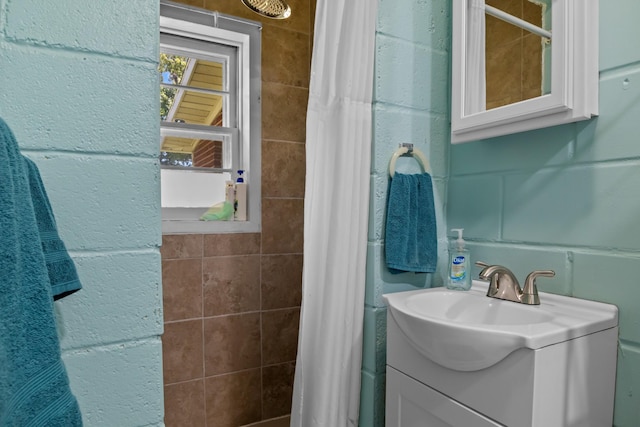 1090 Eva Harbor Rd, Eva, TN 38333 - full bathroom featuring a tile shower and vanity