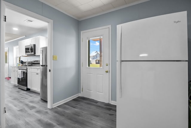 1090 Eva Harbor Rd, Eva, TN 38333 - foyer featuring crown molding, wood finished floors, and baseboards
