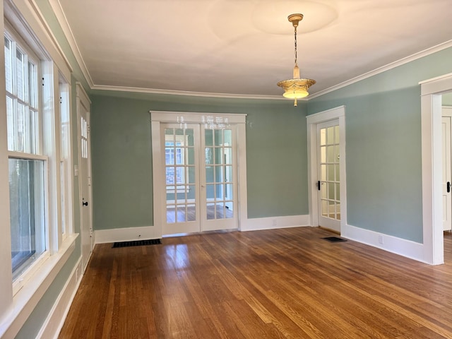 425 Arlington Ave, Jackson, TN 38301 - empty room featuring wood finished floors, plenty of natural light, baseboards, and ornamental molding