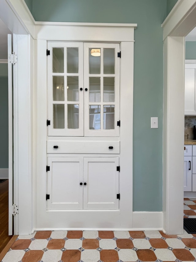 425 Arlington Ave, Jackson, TN 38301 - detailed view of tile patterned floors and baseboards