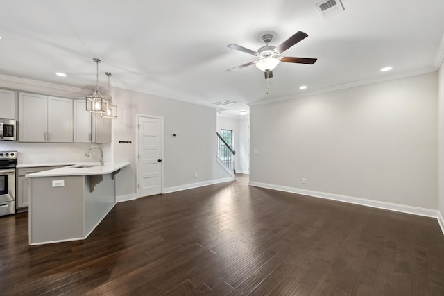 229 Claremont Ct, Gallatin, TN 37066 - kitchen featuring appliances with stainless steel finishes, a breakfast bar, a sink, light countertops, and recessed lighting