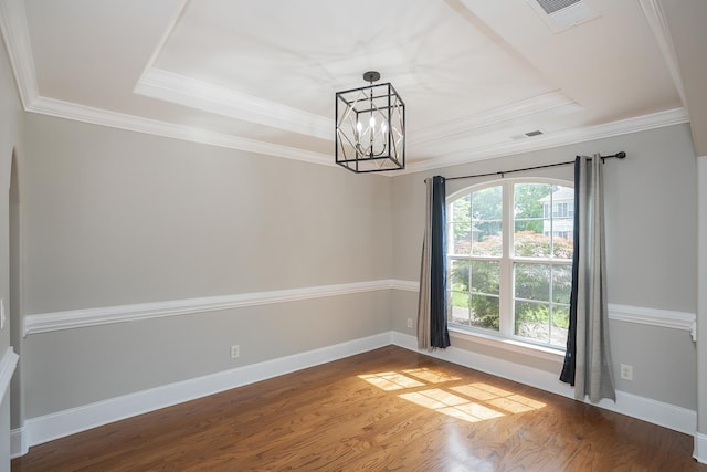 2732 Avington Ct, Murfreesboro, TN 37128 - spare room with a raised ceiling, a chandelier, wood finished floors, baseboards, and ornamental molding