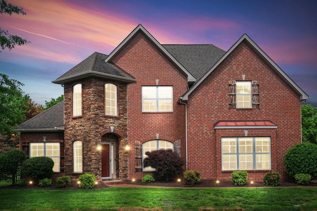 2732 Avington Ct, Murfreesboro, TN 37128 - traditional-style home with a front lawn, a shingled roof, and brick siding