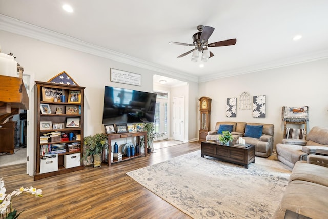 803 Bradford Pl, Murfreesboro, TN 37130 - living room featuring crown molding, wood finished floors, a ceiling fan, recessed lighting, and baseboards