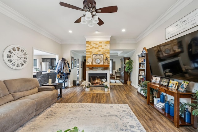 803 Bradford Pl, Murfreesboro, TN 37130 - living room featuring a ceiling fan, baseboards, wood finished floors, ornamental molding, and recessed lighting